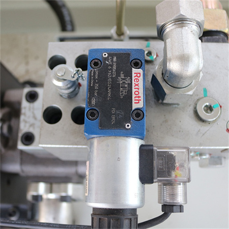 ACCURL CNC-Abkantpresse wird mit CNC-Follower-Abkantpresse zum Biegen von Edelstahlplatten geliefert
