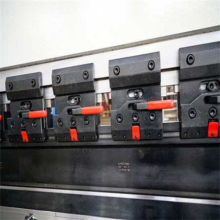 Hochfunktionale CNC-Abkantpresse mit Biegewerkzeugen