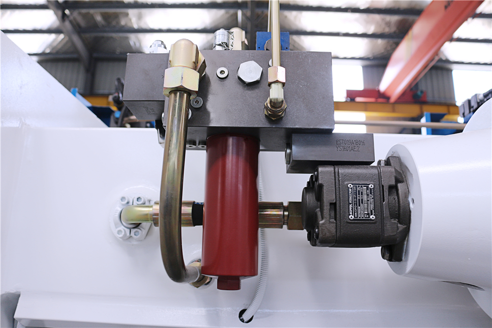 Hydraulische CNC-Abkantpresse mit 3 + 1 Achsen und Esa-System