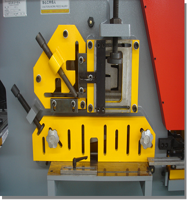 Stahlplatten-Winkelschneid-Stanz-Ausklinkmaschine Hydraulische Hüttenarbeiter zu verkaufen